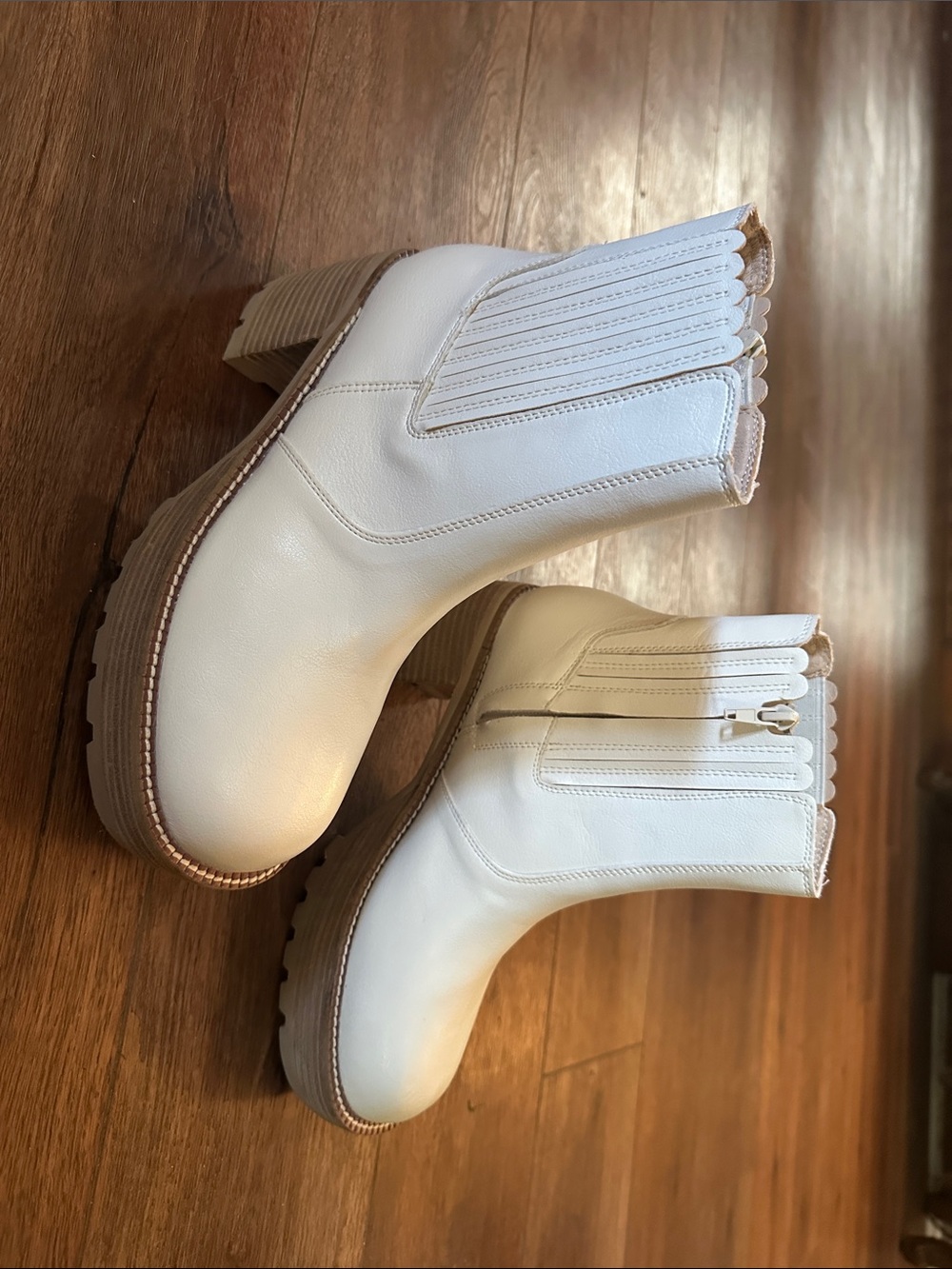 Women’s White Scalloped Chelsea Platform Bootie
